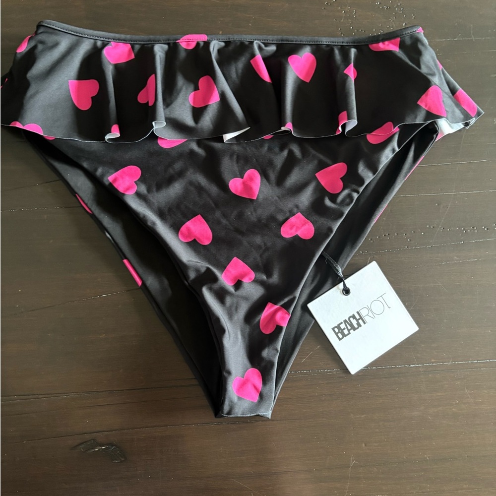 Beach riot Daisy bikini skirt size extra large black with pink hearts